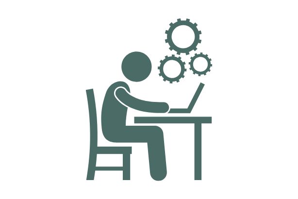 Symoblische Darstellung unseres Arbeitens in Form einer Person am Schreibtisch, darüber Zahnräder, die den Prozess darstellen